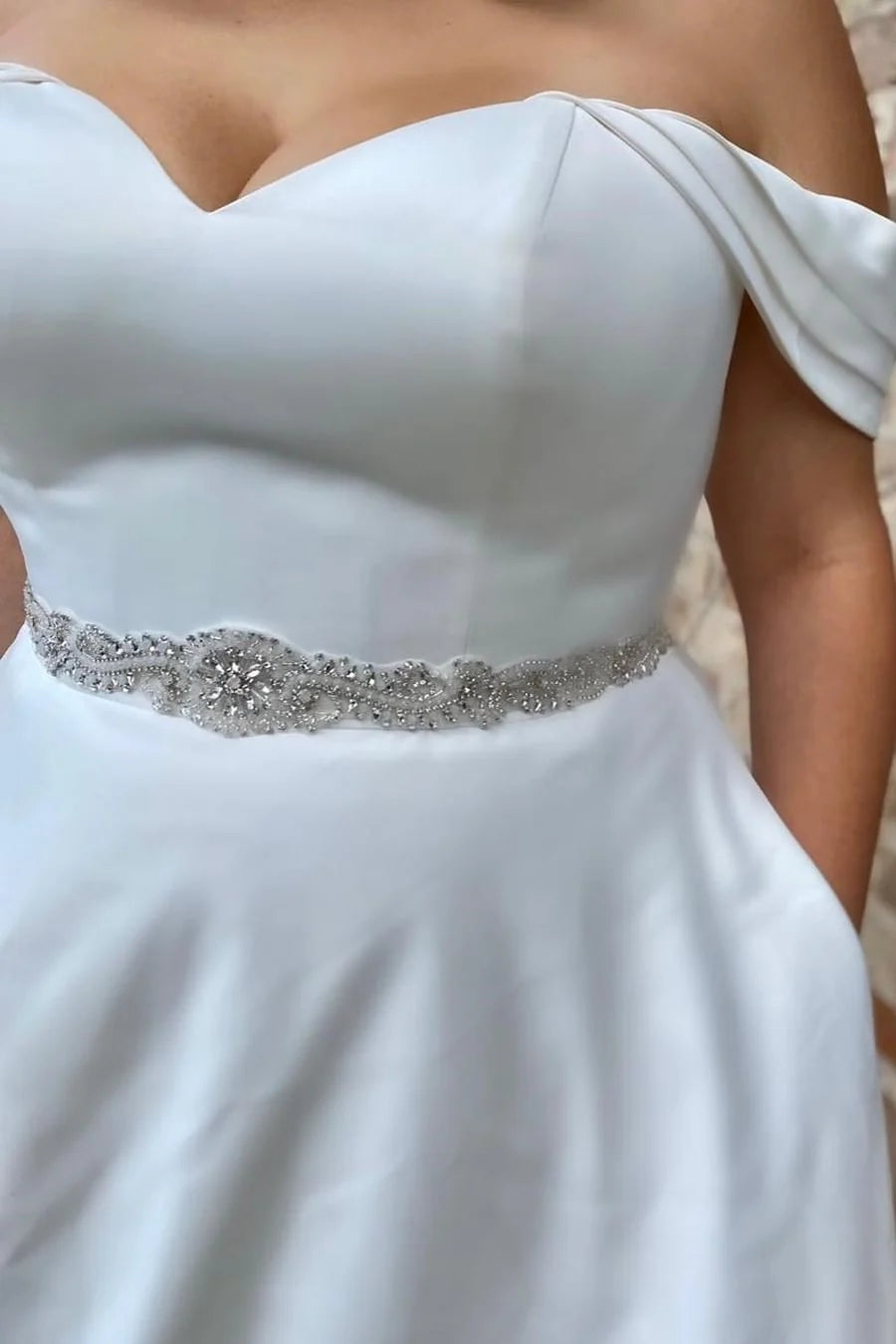 Vestido de novia largo con corte A y hombros descubiertos